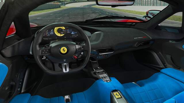De vormgeving van de cockpit doet aan alles denken aan het racecircuit.