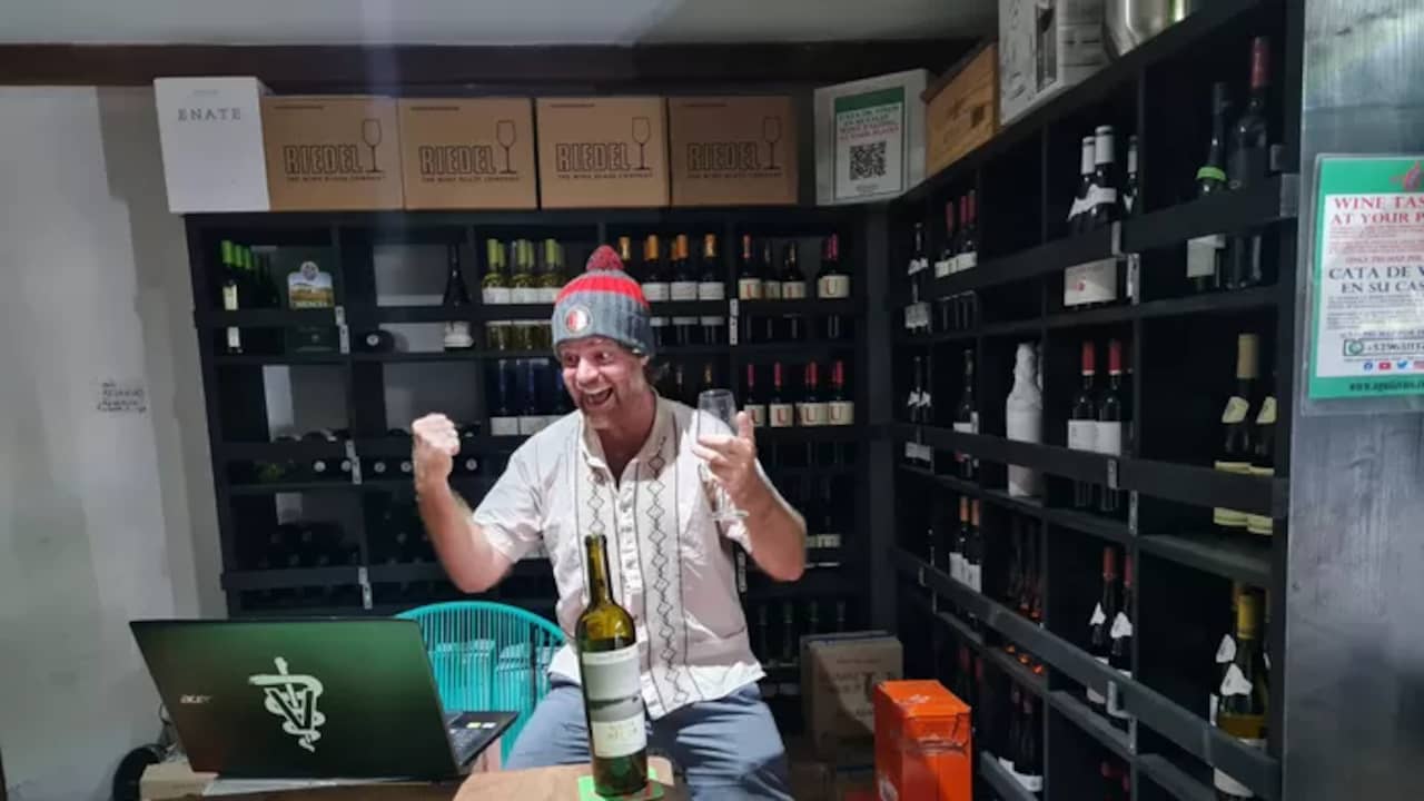 Feyenoordfan Tom van Wijk in de wijnkelder in Mexico waar hij naar de finale gaat kijken. De wifi is er namelijk heel goed.