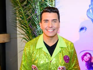 Jan Smit lacht zich rot om Toppers-outfit