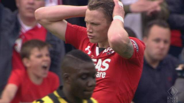 AZ-spits Weghorst mist na voorzet van Jahanbakhsh