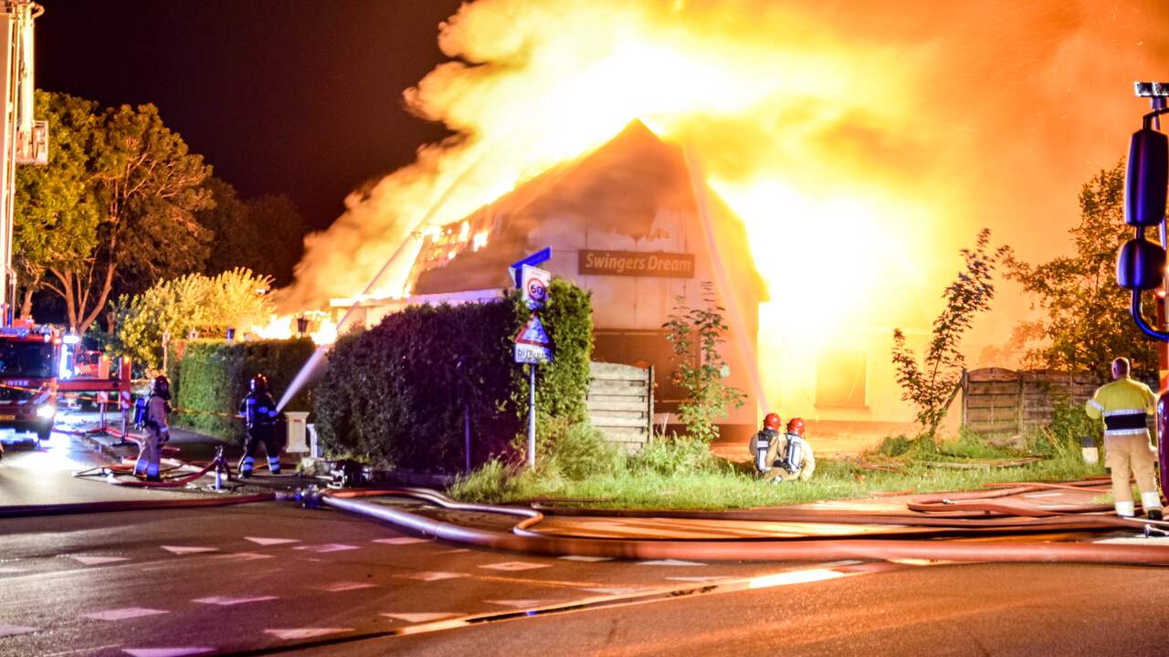 Grote brand verwoest parenclub in Gronings dorp Waterhuizen