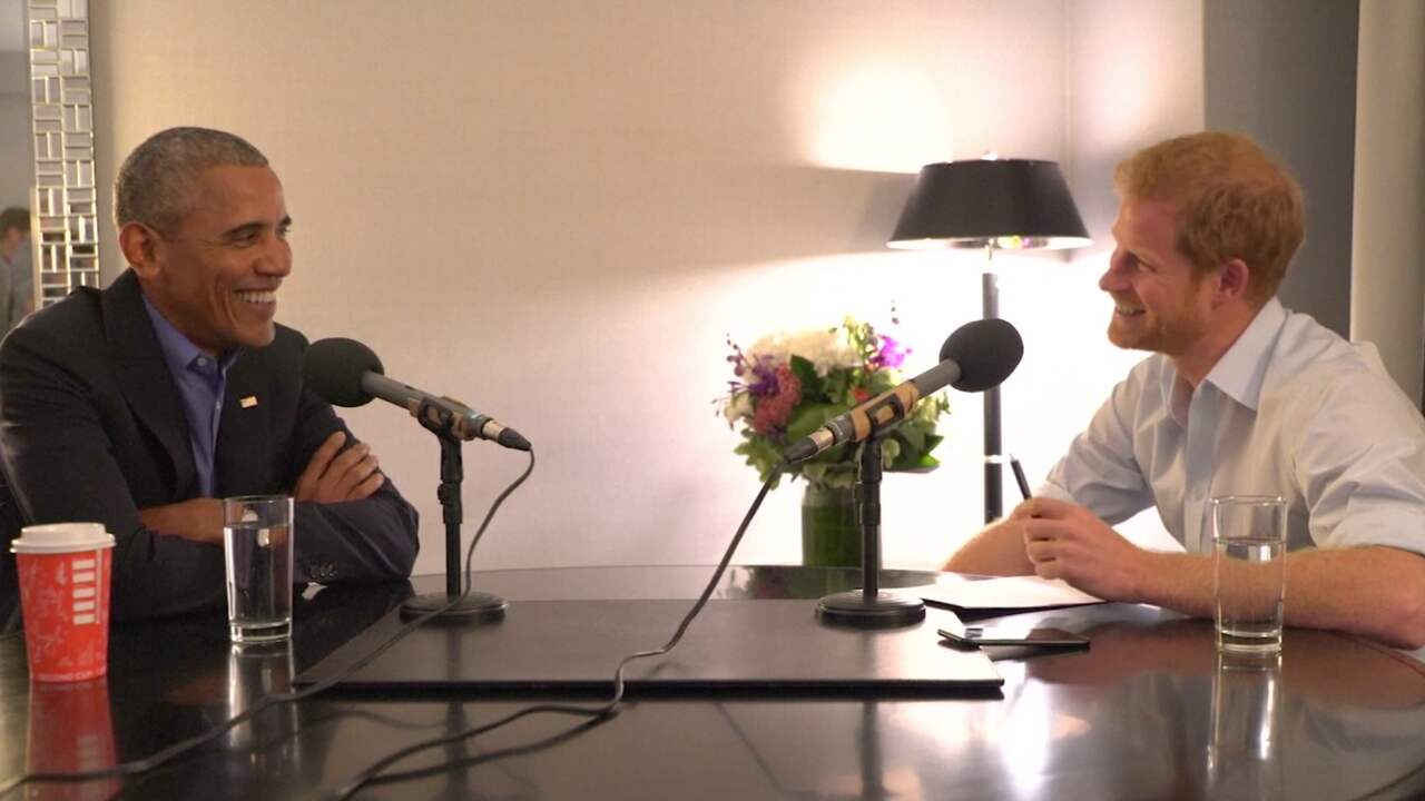 Beeld uit video: Prins Harry maakt grapjes met Barack Obama tijdens interview