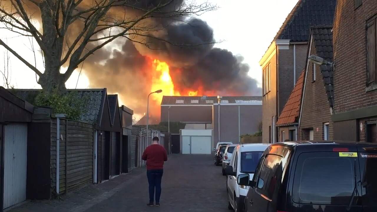 Beeld uit video: Eerste beelden grote brand industrieterrein Genemuiden