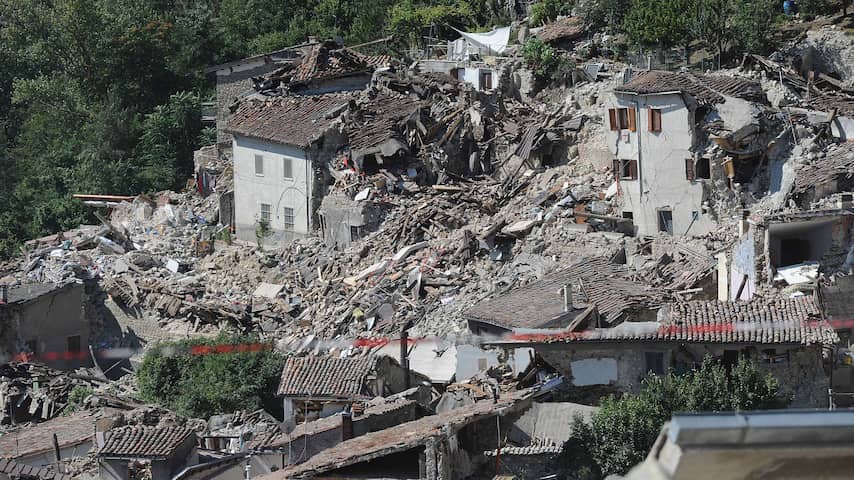 Dodental aardbeving Italië opgelopen tot bijna driehonderd