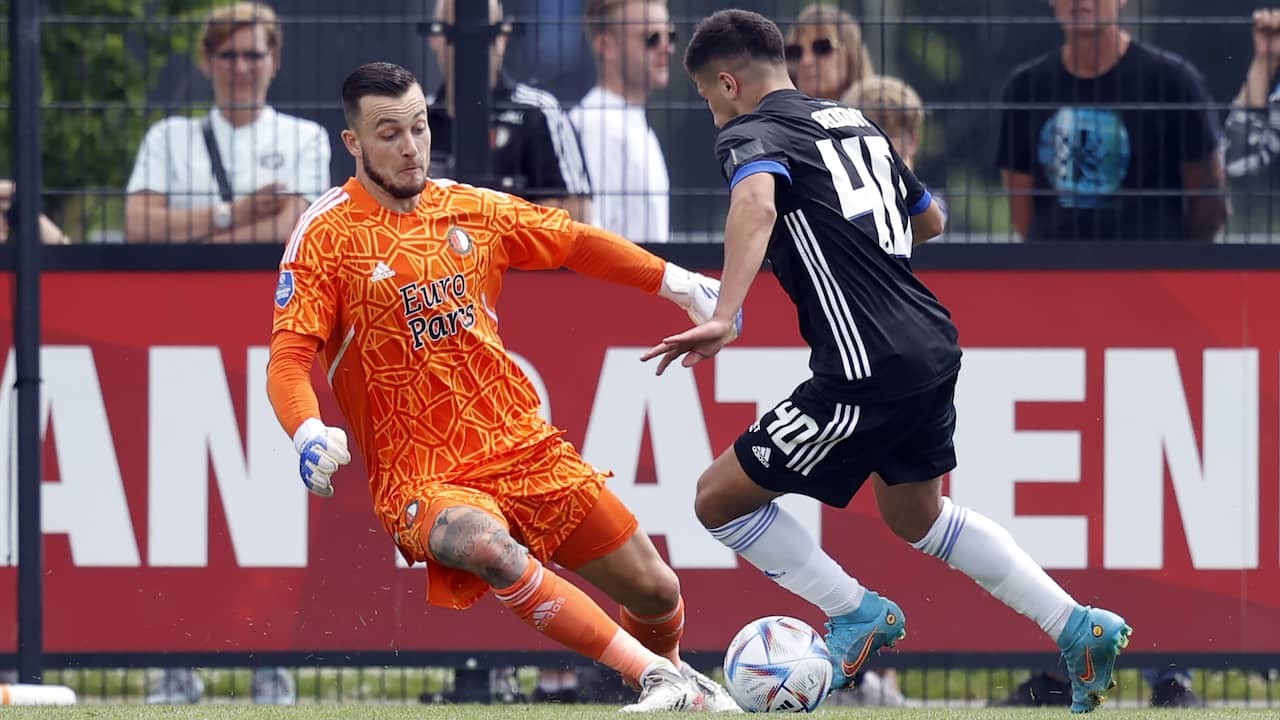 Doelman Justin Bijlow in duel met aanvaller Roony Bardghji tijdens het door Feyenoord met 0-7 verloren oefenduel.
