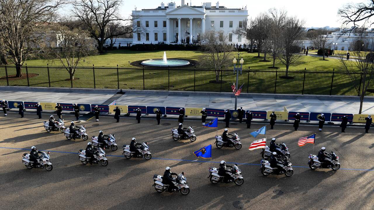 Een colonne motoragenten rijdt voorbij het Witte Huis. Washington werd woensdag extra beveiligd vanwege de vrees voor ongeregeldheden.