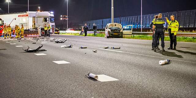 Zestig cilinders lachgas op A16 bij Breda: twee mannen lichtgewond, niemand aangehouden