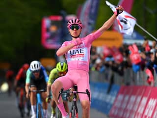 Eenmansshow Pogacar in Giro d'Italia duurt voort met ritwinst in achtste etappe