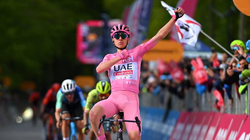 Eenmansshow Pogacar in Giro d'Italia duurt voort met ritwinst in achtste etappe