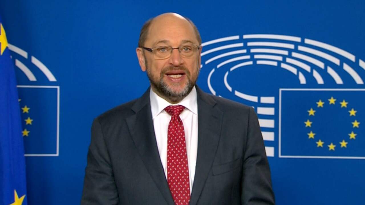 Beeld uit video: Schulz (Europees Parlement) en Stoltenberg (NAVO) feliciteren Trump