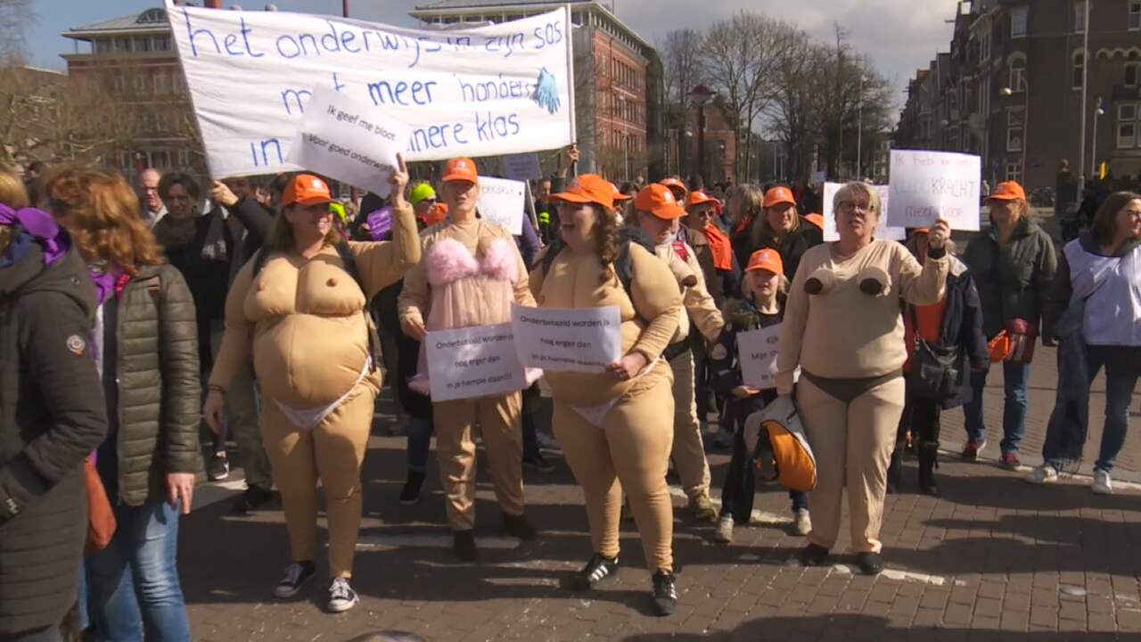 Beeld uit video: Duizenden leraren protesteren in Amsterdam op Museumplein