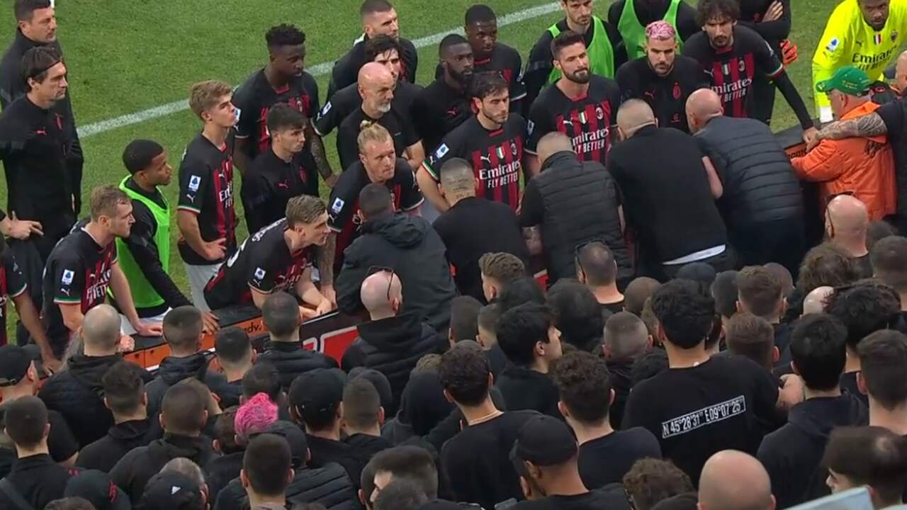 Spelers AC Milan in gesprek met supporters na nederlaag tegen Spezia NU.nl