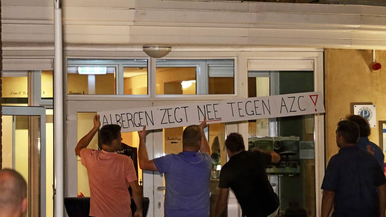 Meerdere mensen protesteerden dinsdagavond bij het hotel waar asielzoekers opgevangen gaan worden.