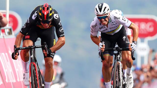 Julian Alaphilippe vocht in de Ronde van Groot-Brittannië een aantal duels uit met Wout van Aert.