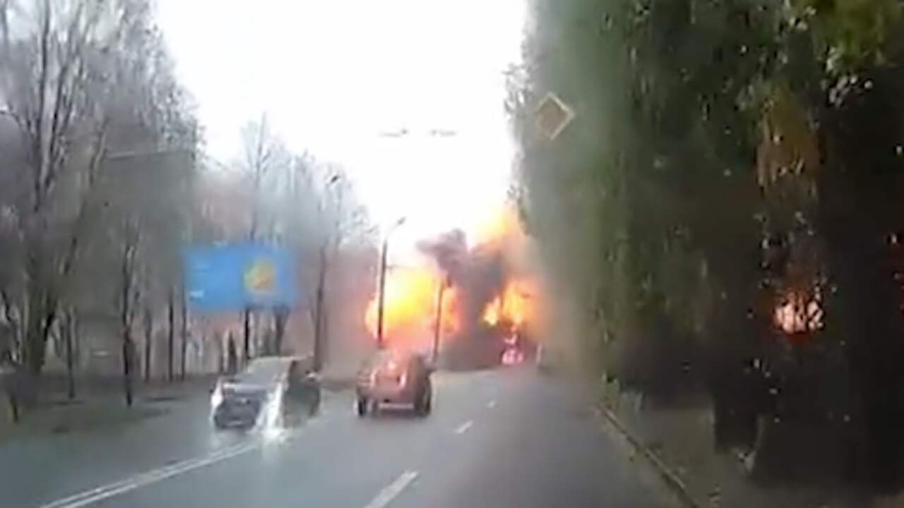 Beeld uit video: Automobilist ziet raketten inslaan in Dnipro