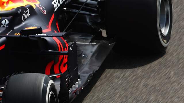 Door een regelwijziging aan de vloer moet deze smaller zijn en minder flapjes en gleuven hebben. Red Bull heeft een kleine rij geleiders aan de rand. Deze moeten ervoor zorgen dat de luchtstroom onder de auto afgesloten blijft van de wervelingen die onder meer van de voorwielen komen.
