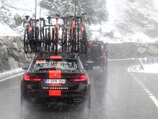 Live Giro | Bekijk hier de actuele koerssituatie in de winterse en ingekorte rit