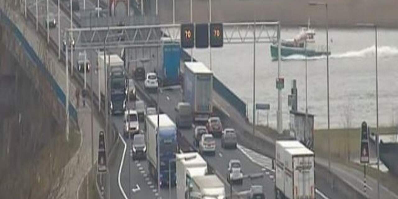 Vertraging door gekantelde vrachtwagen A27 Werkendam