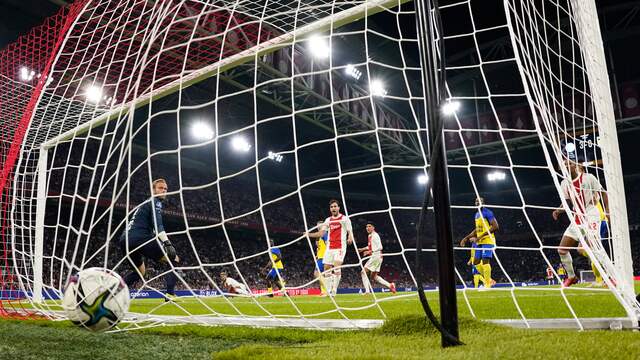 Cambuur-keeper Sonny Stevens moest negen keer vissen in de ArenA.