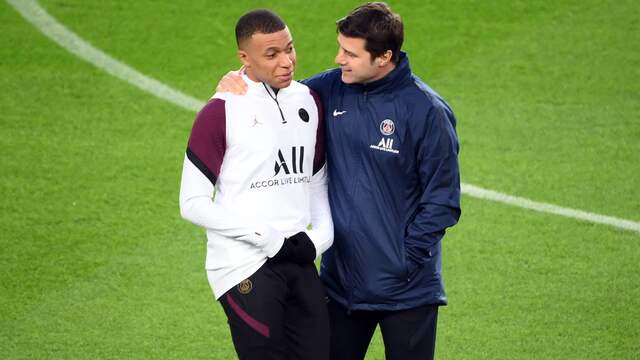 Mauricio Pochettino slaat tijdens de training in Camp Nou een arm om zijn sterspeler Kylian Mbappé.