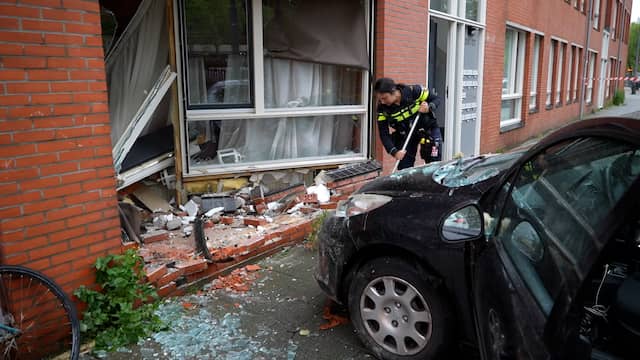 Personenauto vernielt gevel in Rotterdam