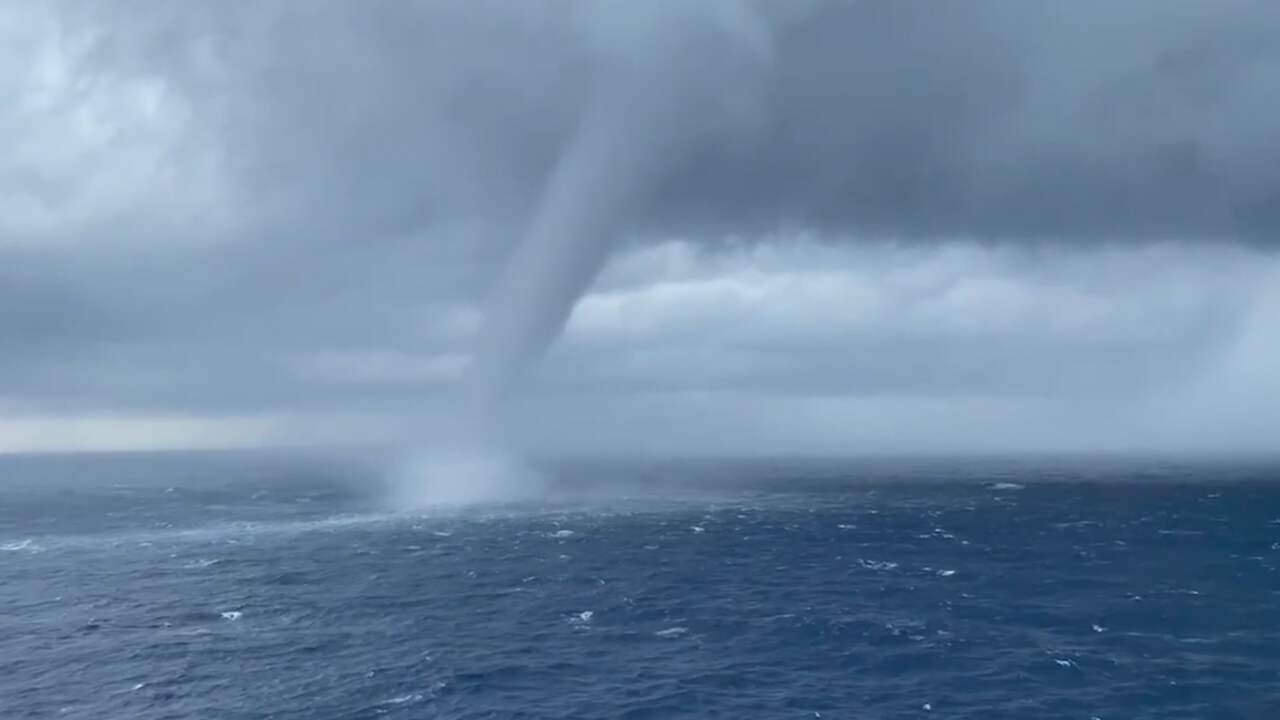 Beeld uit video: Passagier filmt waterhoos vanaf cruiseschip