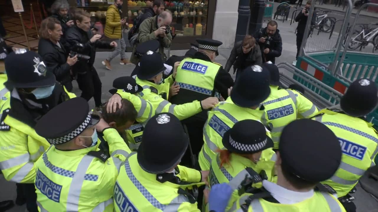 Beeld uit video: Coronademonstranten op de vuist met politie bij protest in Londen
