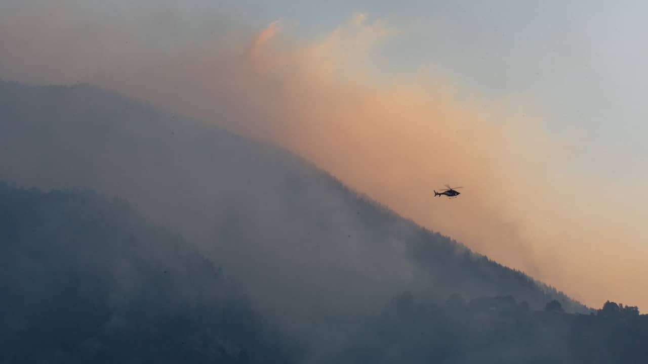 Large Forest Fire in Tourist Area: Evacuations and Firefighters Deployed in Southern Switzerland