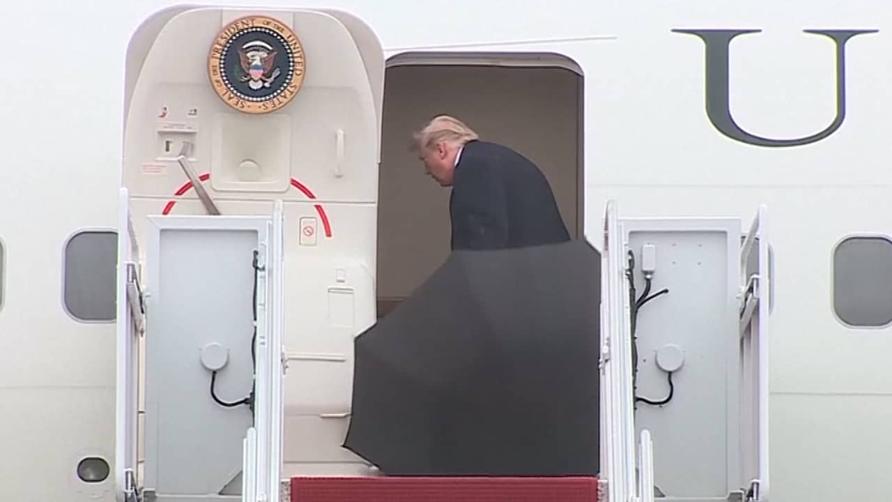 Trump dumpt paraplu voor instappen in vliegtuig