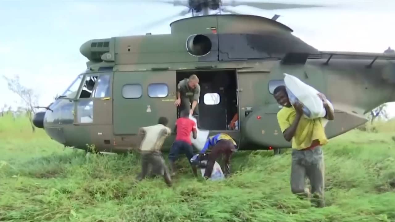 Beeld uit video: Helikopter voorziet Mozambikanen van voedsel na cycloon Idai