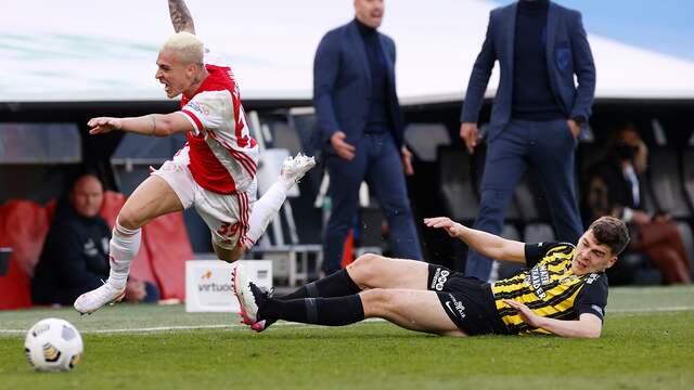 Jacob Rasmussen torpedeert Antony en krijgt een rode kaart.