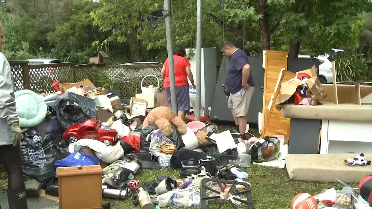 Beeld uit video: Inwoners Auckland halen hun huizen leeg na overstromingen