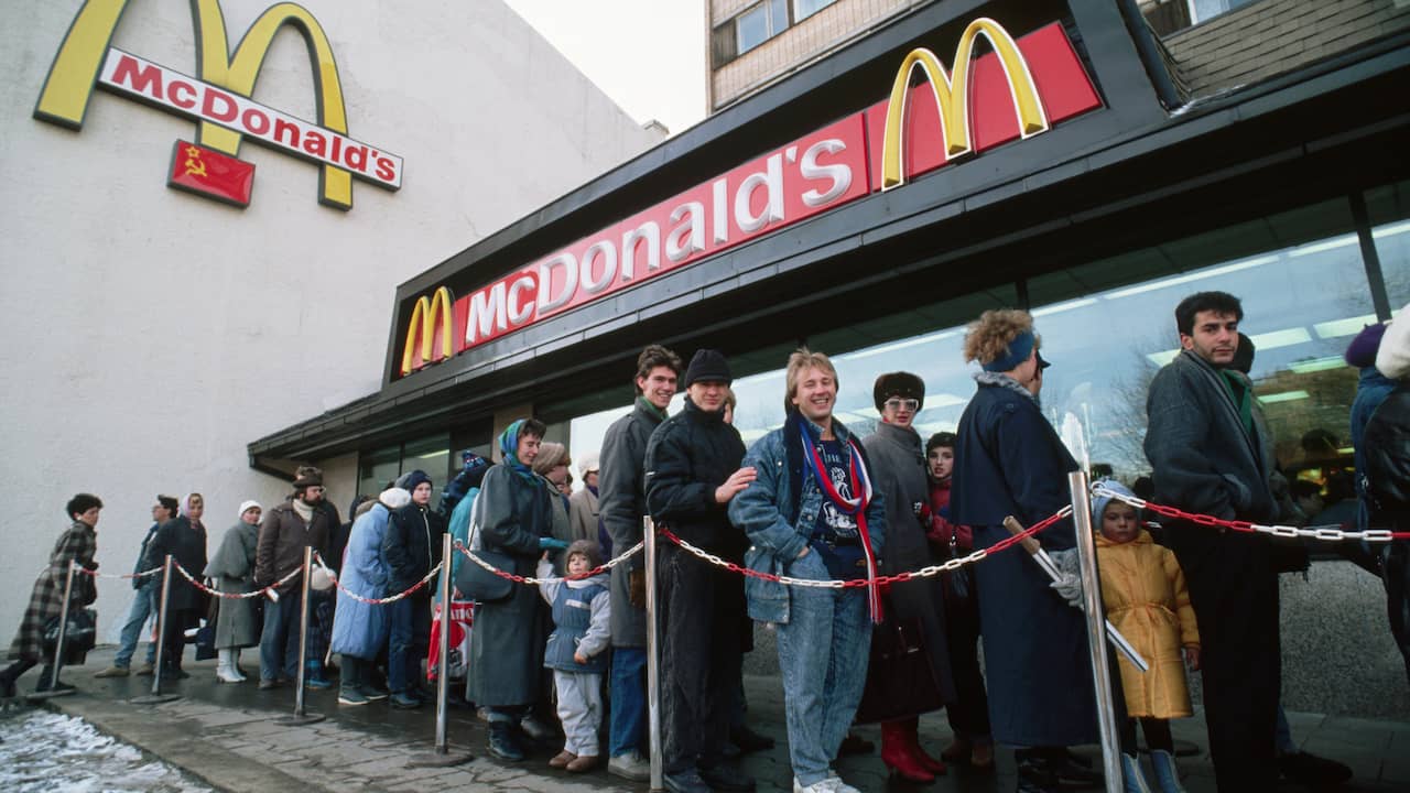 Thousands of people queue at the opening of the first McDonald's in the Soviet Union.