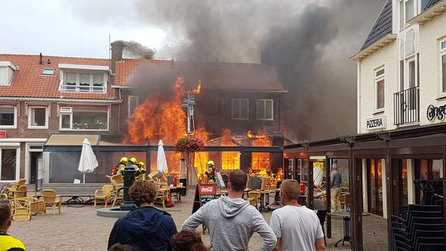 brandweer sloopt restaurant in egmond aan zee om grote brand te