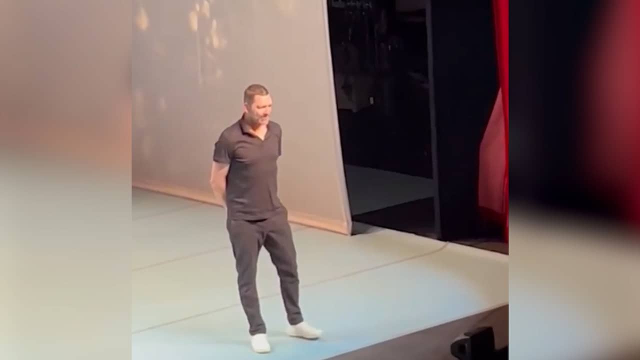 Beeld uit video: Dit is het moment dat Theo Maassen een peuter de zaal uitzet