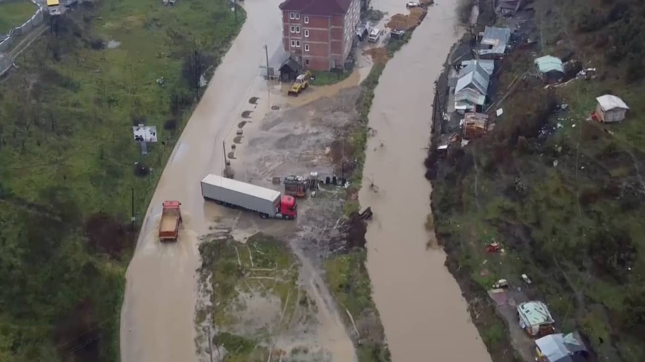 Beeld uit video: Wegen in Servië staan blank door overstromingen