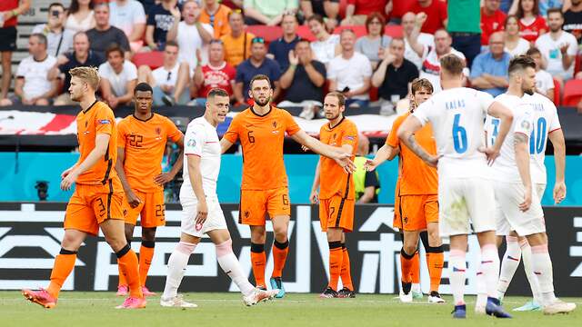 Matthijs de Ligt verlaat het veld tegen Tsjechië.