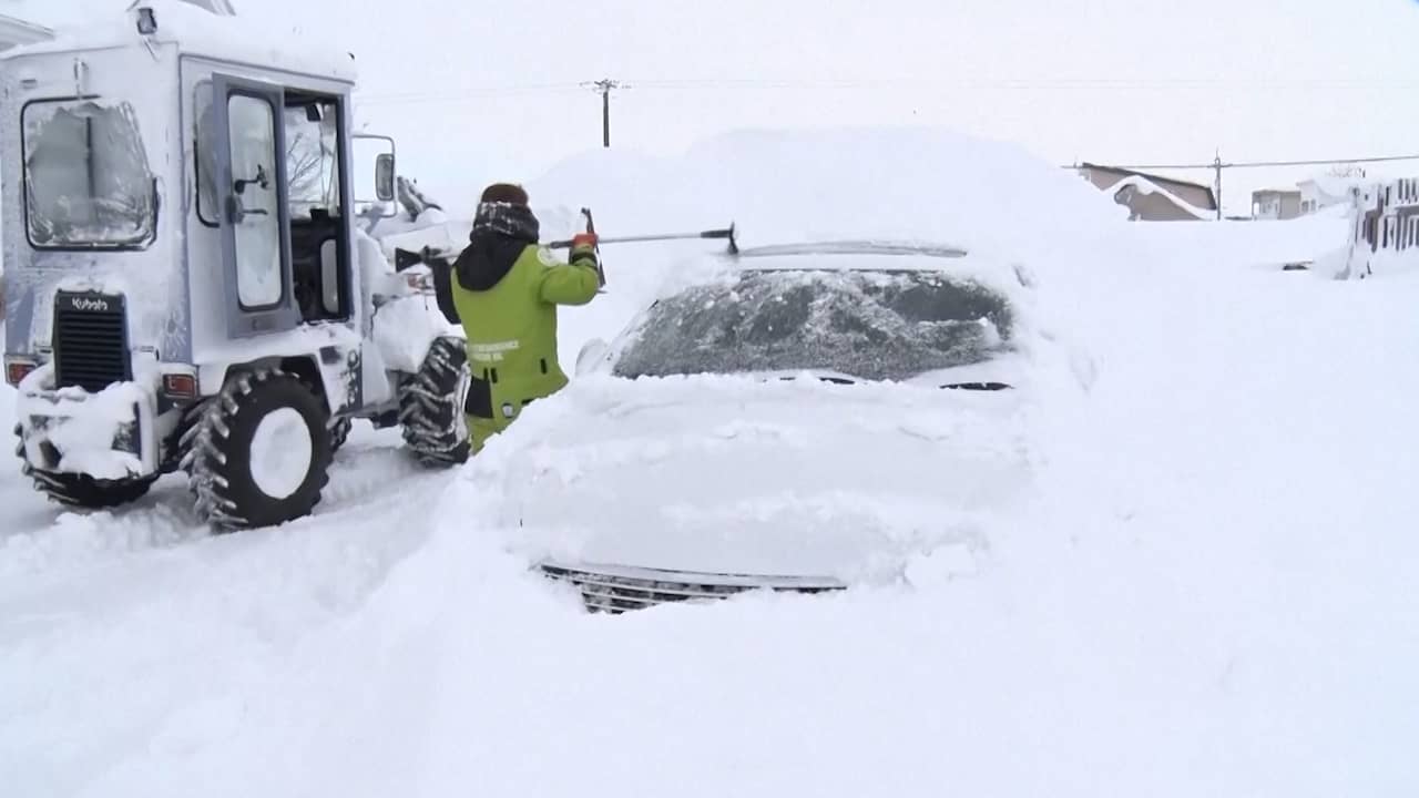 Beeld uit video: Voertuigen zitten vast in de sneeuw in extreem koud Japan