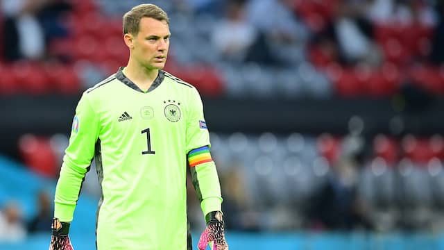 Manuel Neuer draagt op het EK een aanvoerdersband in de regenboogkleuren.