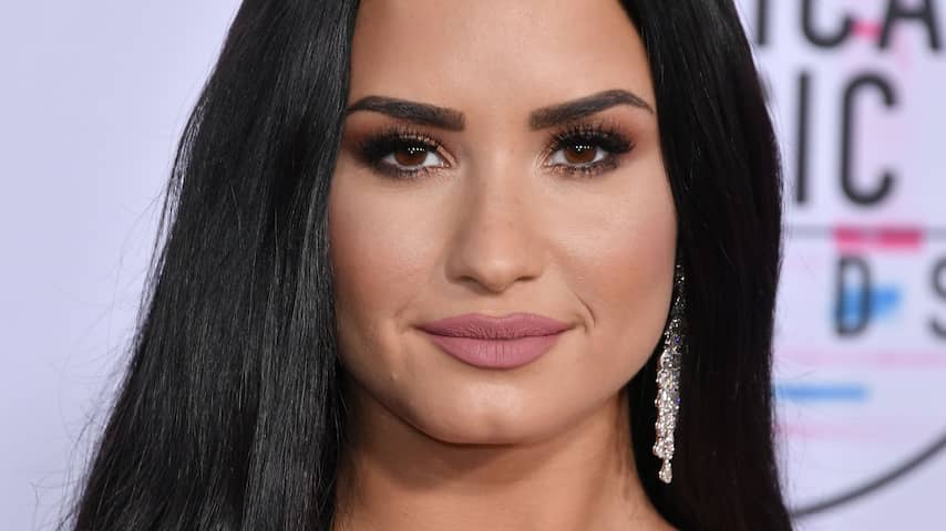 Uit afkickkliniek ontslagen Demi Lovato deelt foto vanuit stemlokaal