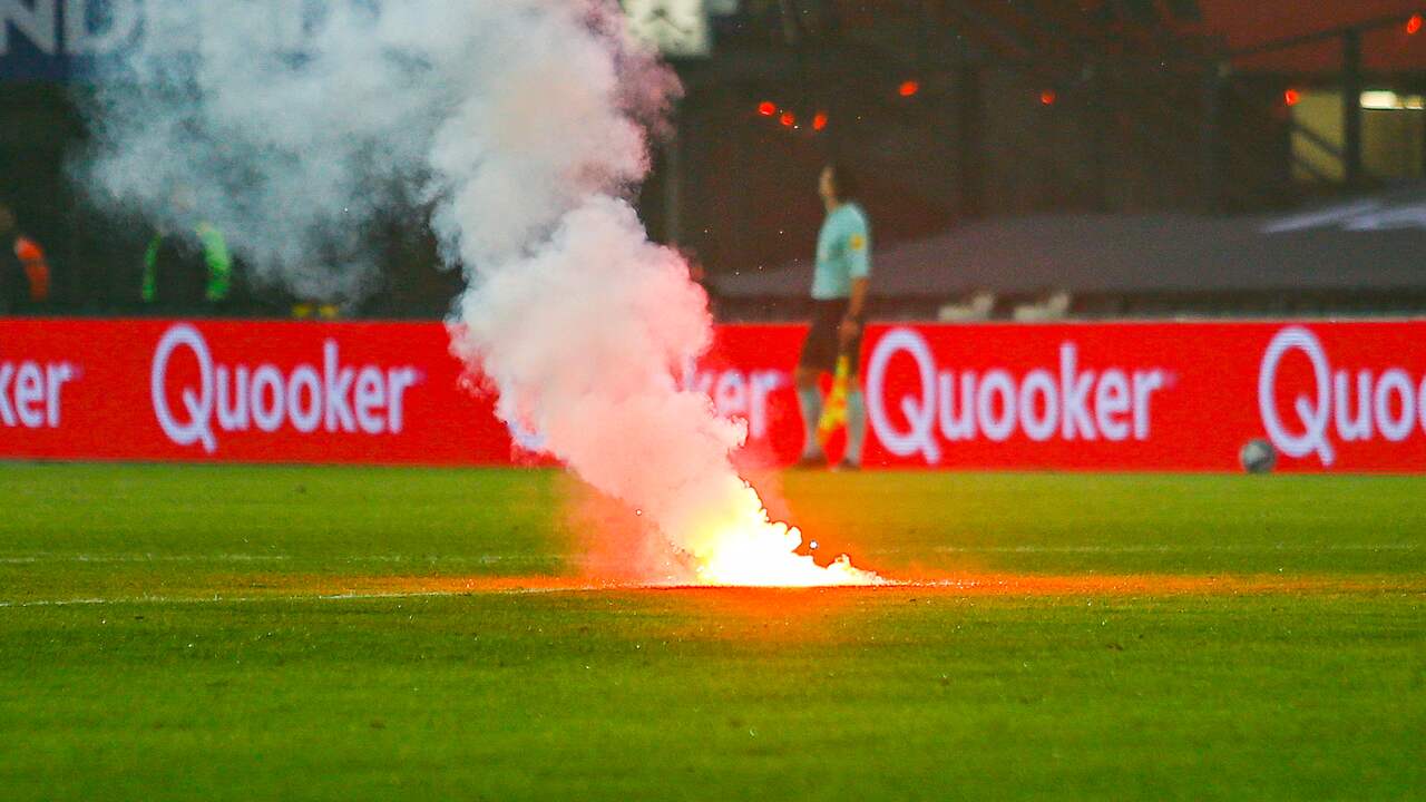 Het vuurwerk op het veld in De Kuip kwam voor rust niet van de spelers.