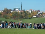 Migranten worden door de politie in Zuid-Duitsland begeleid naar een opvanglocatie. 