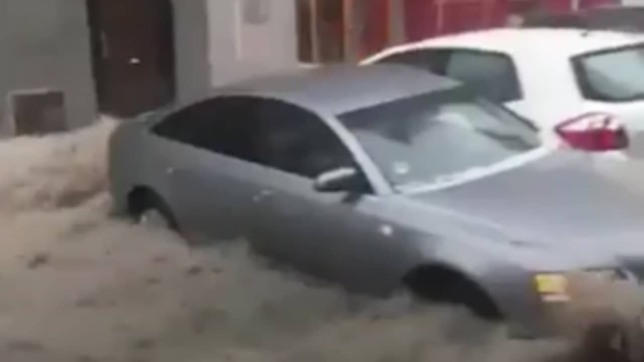 Beeld uit video: Hagel en regen zorgen voor forse overstromingen in Madrid