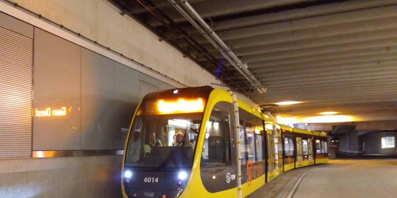 Eerste Uithoflijntram rijdt zelfstandig door Utrechts stationsgebied