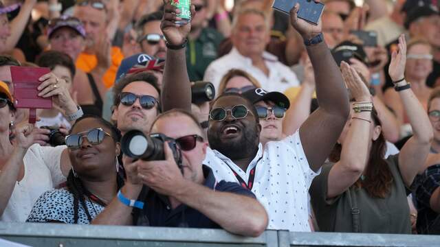 De tribunes zaten vrijdagavond tijdens de kwalificatie al goed vol