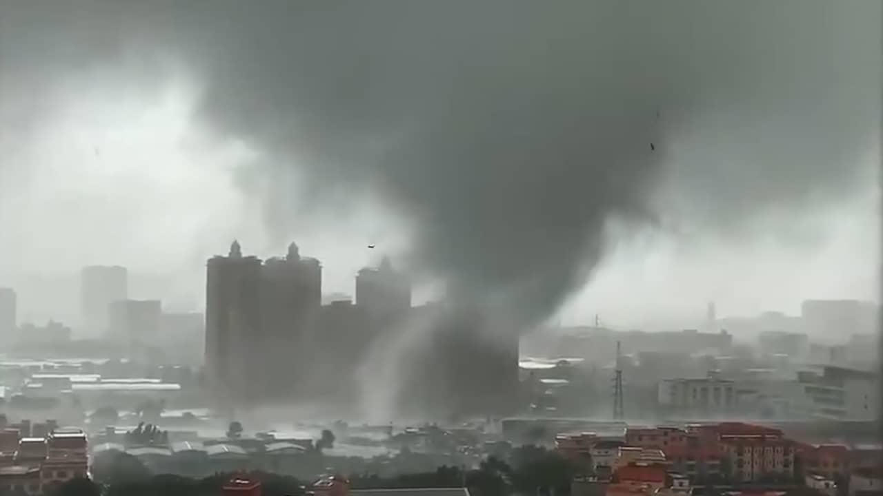 Beeld uit video: Wervelwind raast door stad in Zuid-China