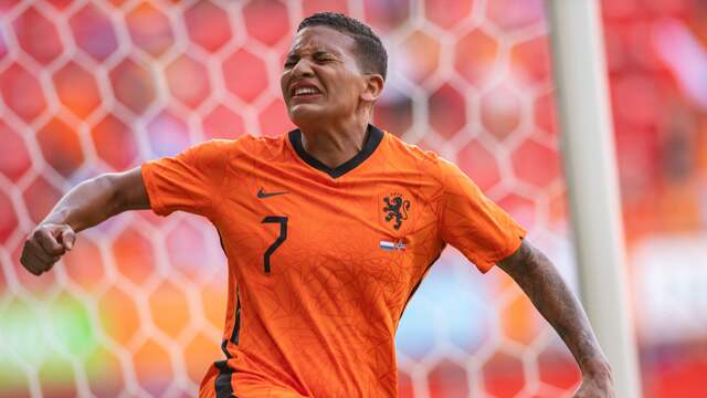 Shanice van de Sanden is overmand door emoties na haar doelpunt voor de Oranjevrouwen.
