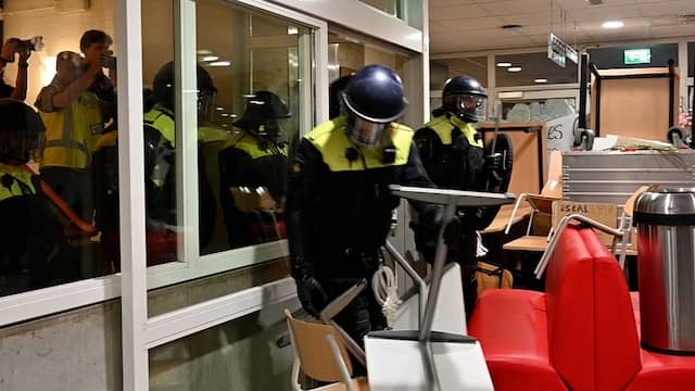 Studenten barricaderen universiteitsgebouw Radboud in Nijmegen