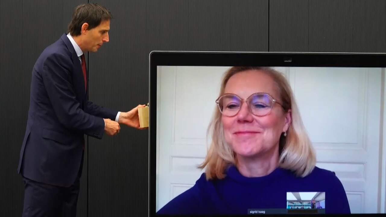 Beeld uit video: Hoekstra 'beamt' sleutel schatkist naar nieuwe Financiën-minister Kaag