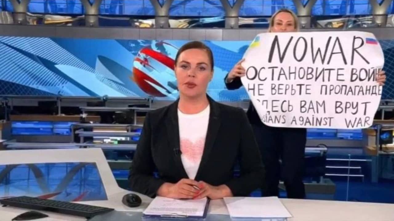 Beeld uit video: Medewerkster Russisch journaal verstoort uitzending met protest